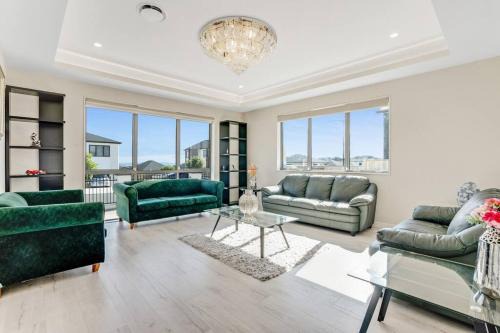 Flat Bush Casa | 5 BDR Flat Bush Mansion - Central Aircon, Fast WiFi, Pool Table, Netflix and More!