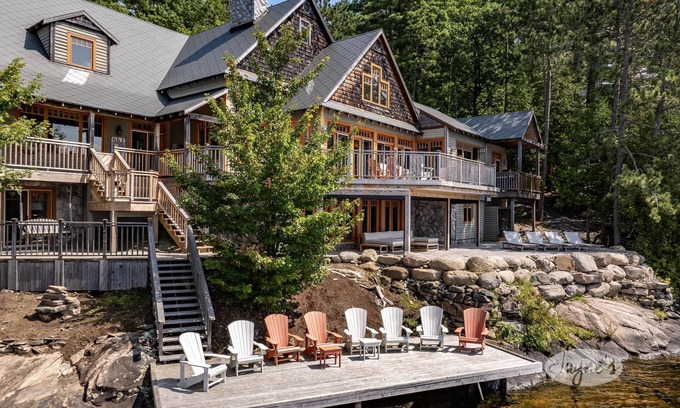 Bracebridge Cabaña | 5 bdrm + 1 open in BH, 5 bath cottage! Lake Muskoka, Sunsets! Privacy! Sauna!