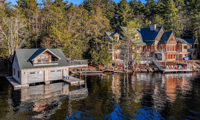 Bracebridge Cabaña | 5 bdrm + 2 BH & bunkie, 5 bath cottage! Lake Muskoka, Sunsets! Privacy! Sauna!