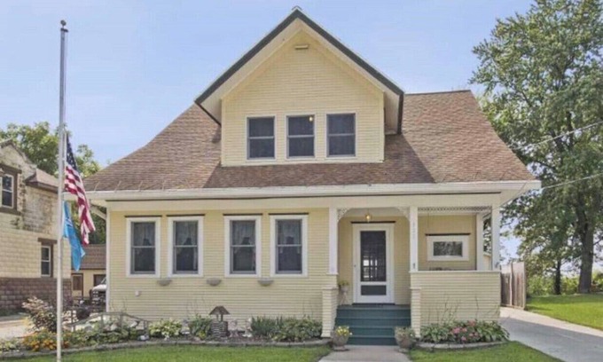 Pardeeville Casa | 5 bdrm/sleeps12 Lakeside Getaway