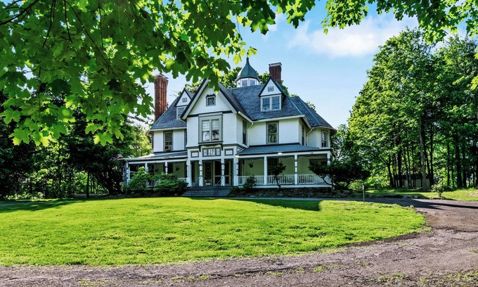 Newburgh Casa | 5 bdrm Victorian, built in 1881-With 21 rooms, on a hill on 4 VERY private acres