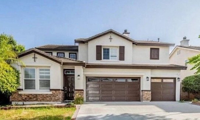 Fontana Casa | 5 bds large house,Near Airport Ontario Mills,free parking,pets friendly.
