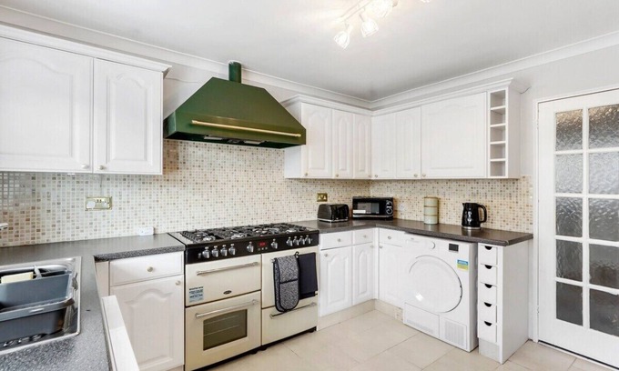 Chelmsford Casa | 5 Bed - 2 Bath - Detached house - Parking for 4