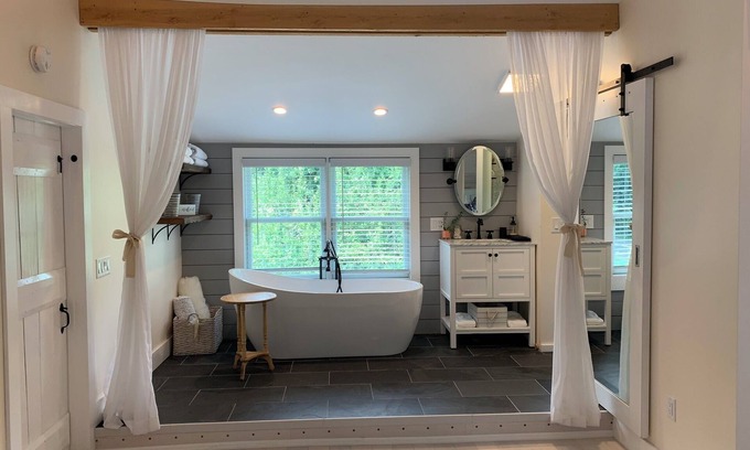 Scarborough Casa | 5 bed 2Bath fully remodeled farmhouse near Beaches, Portland, Airport & Hiking