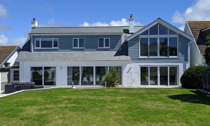 Constantine Bay Casa | 5 bed, 3 bath detached holiday home close to Constantine Bay beach with parking
