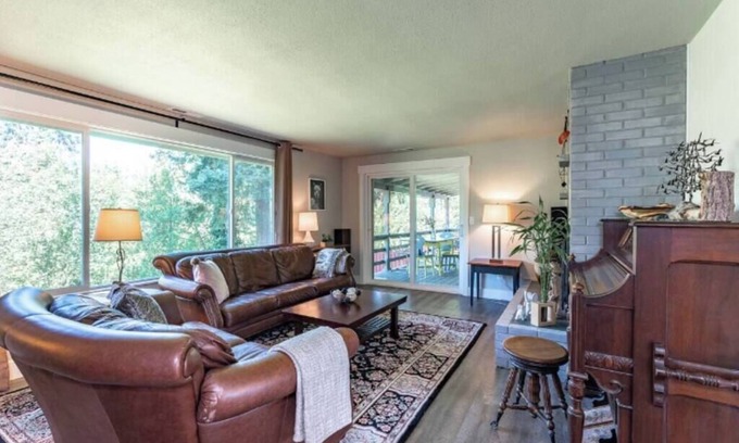 Starcrest Casa | 5 bed/3 bath with Game Room!