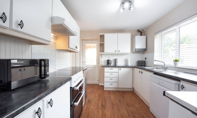 Colchester Casa | 5 Bed Detached House, Parking and fast wifi. Pet Friendly