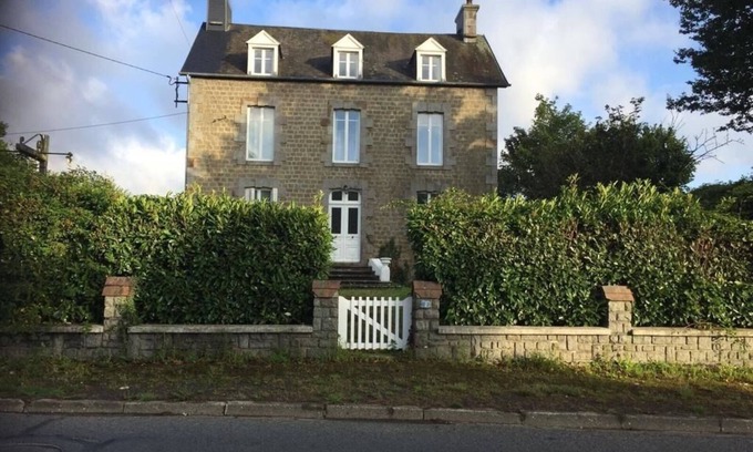 Villedieu-les-Poeles Casa | Granja histórica de 5 camas en Villedieu Les-Poeles (hogar del caballo de carreras ‘Ozo ')