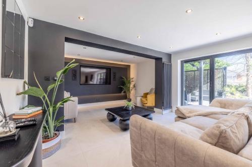 Datchet Casa | 5 Bed Home Near Windsor with Garden, Parking