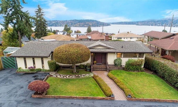 Bryn Mawr-Skyway Casa | 5 Bed home with a view! Close to shops, Seattle, and more!