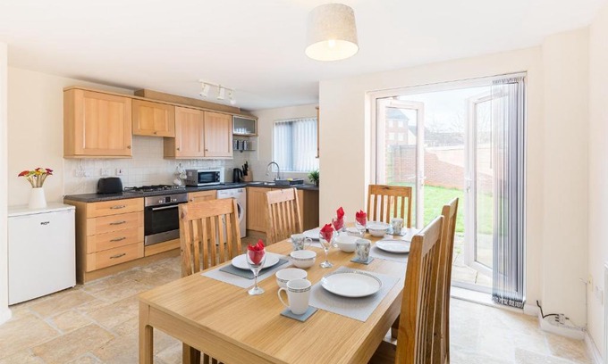 Wolverhampton Villa | 5 bed house with free parking in quiet location
