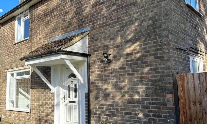 Rushmoor District Casa | 5-Bed in Farnborough w/Free Parking + Wifi