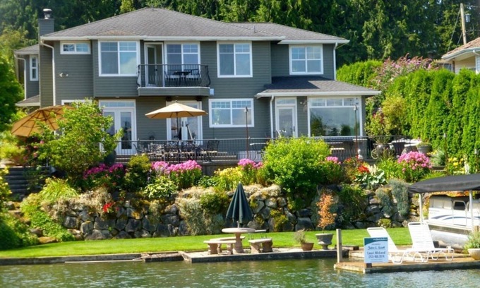 Bonney Lake Casa | 5-bed Lakefront near Tacoma Seattle