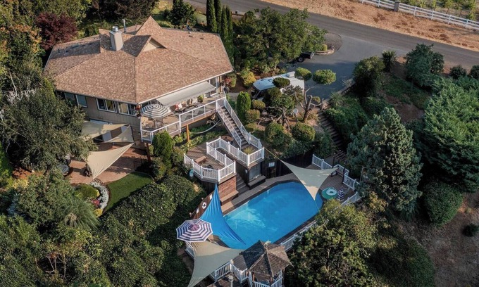 Dundee Villa | 5 Bed Private Villa in Wine Country w/ Pool, Sauna, Hot Tub