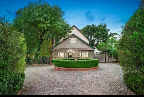 Croydon Casa | 5-Bed Secret Garden House