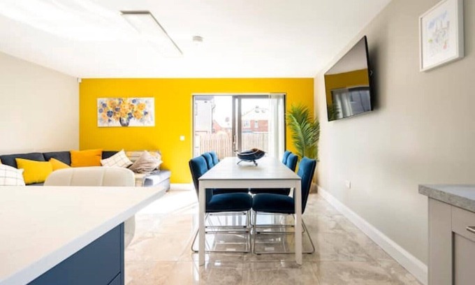 Ormeau Casa | 5 bed Spacious Luxury With Free Driveway Parking, Superfast Wifi, Close to City