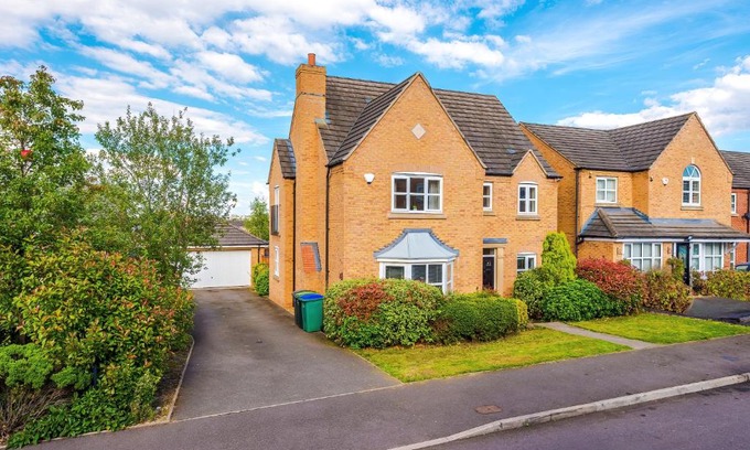 Oldbury Casa | 5 Bedroom! 2.5 Bathroom ! Contractors and Groups ! Free Parking! Large Driveway! NEW BUILD HOUSE!