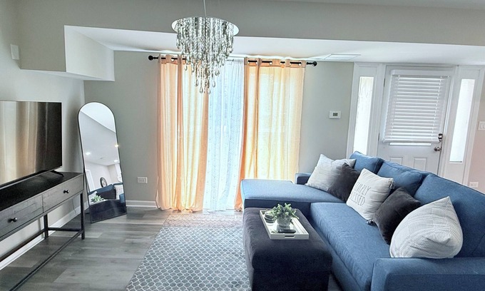Franklin Park Casa | 5-bedroom 2 bath home with spacious yard-15 min to O'Hare Airport-Chicago