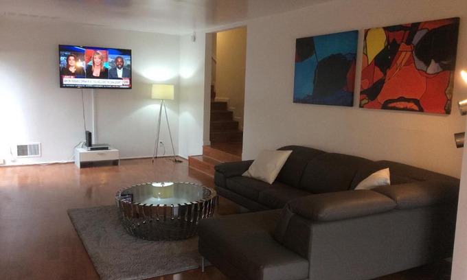 Sherman Oaks Casa | 5 bedroom 3 bath home near universal