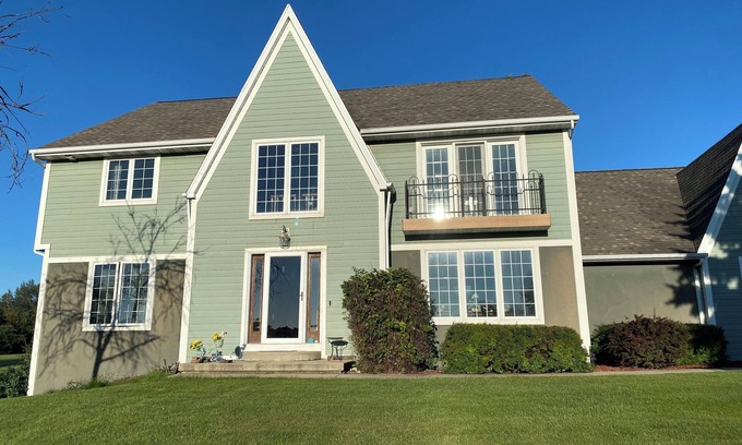 De Pere Casa | 5 Bedroom 5 bath custom home 17 min from Lambeau with hot tub