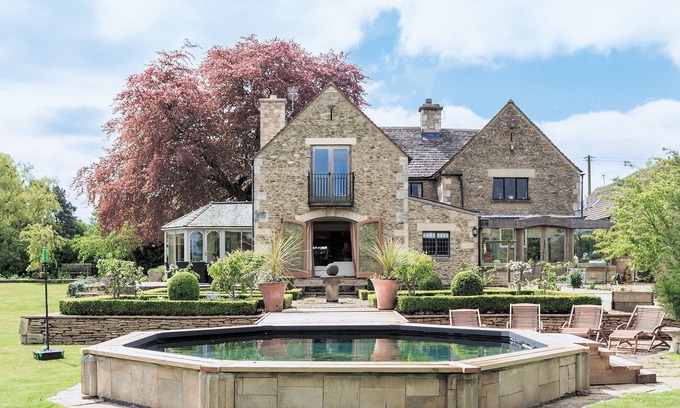 Brimpsfield Cabaña | 5 bedroom accommodation in The Camp, near Stroud