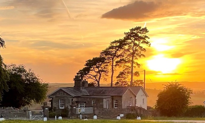Inchbrook Cabaña | 5 bedroom accommodation in Stroud
