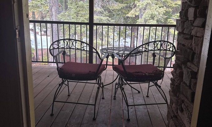 La Porte Cabina | 5-bedroom bed & breakfast in charming La Porte with AC, WiFi