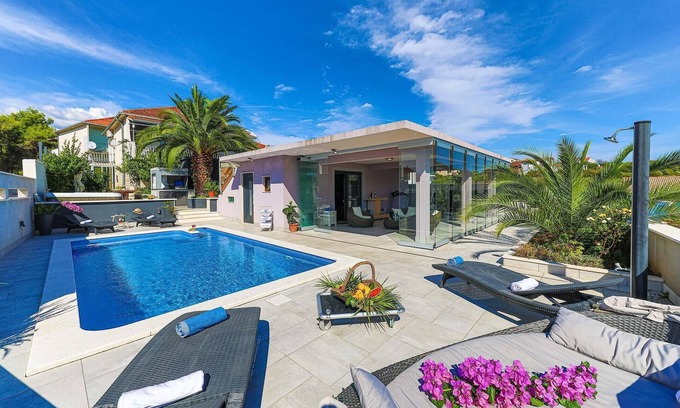 Okrug Donji Casa | Hermosa casa en Okrug Donji con WiFi