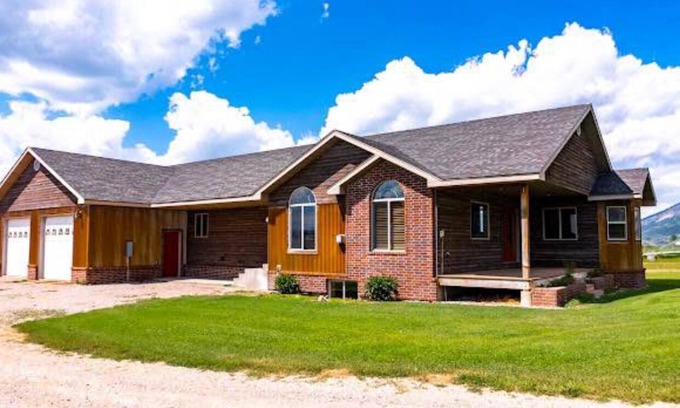 Thayne Otro | 5-bedroom farmhouse near Thayne with WiFi, Near Yellowstone & Grand Teton Parks.
