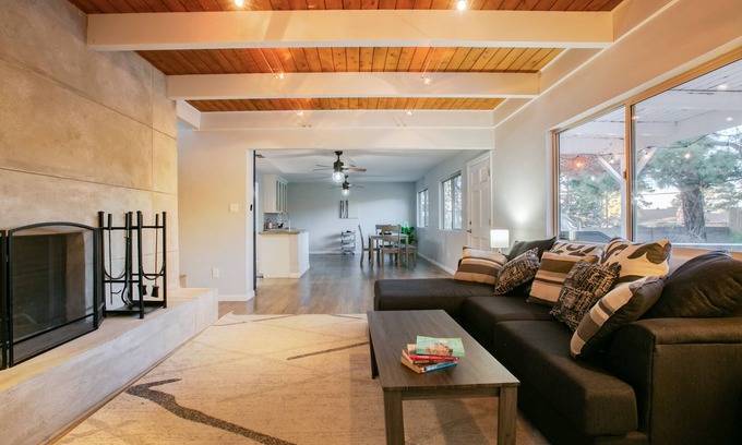 Albuquerque Casa | 5-bedroom, grand but cozy house - sleeps 14, mountain views, huge yard