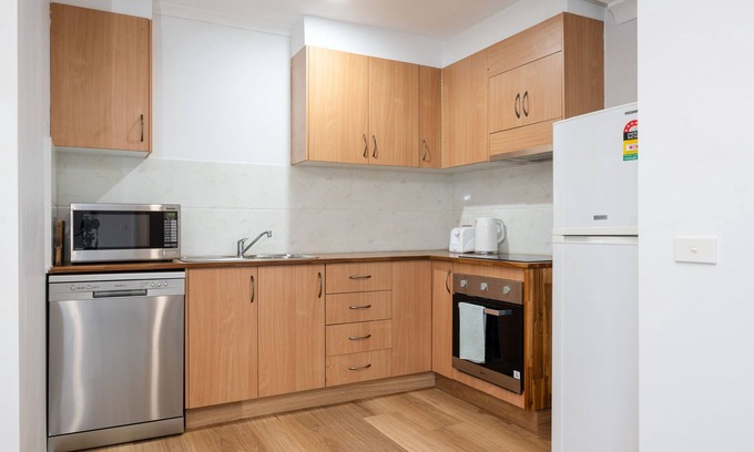 Revesby Casa | 5 Bedroom Home in Revesby-Sleeps 12