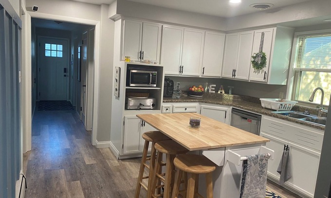 Appleton Casa | 5 Bedroom, 4 Bathroom house great for large parties, 25 minutes away from EAA!