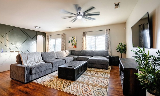 Pumpkin Center Casa | 5 Bedroom House in Beautiful SW Bakersfield - HWY 99 Access