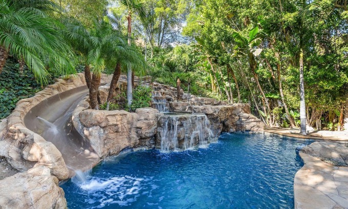Woodland Hills Casa | 5-bedroom house in delightful Los Angeles with Resort style backyard