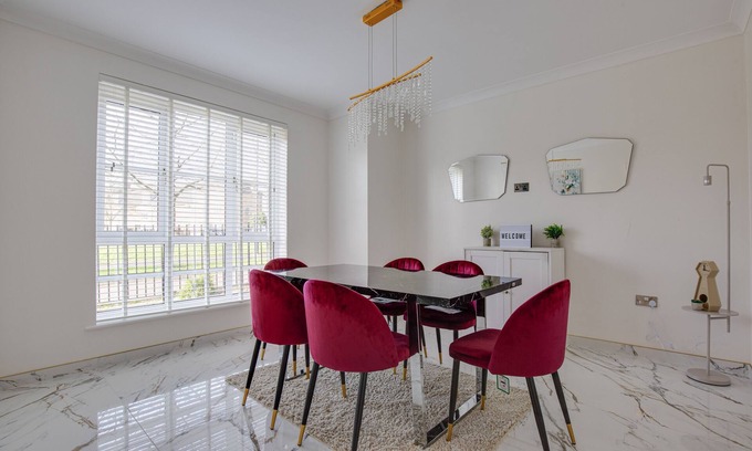 Stanmore Casa | 5 Bedroom House with Free Parking. Only 30 mins to Bond Street Station.