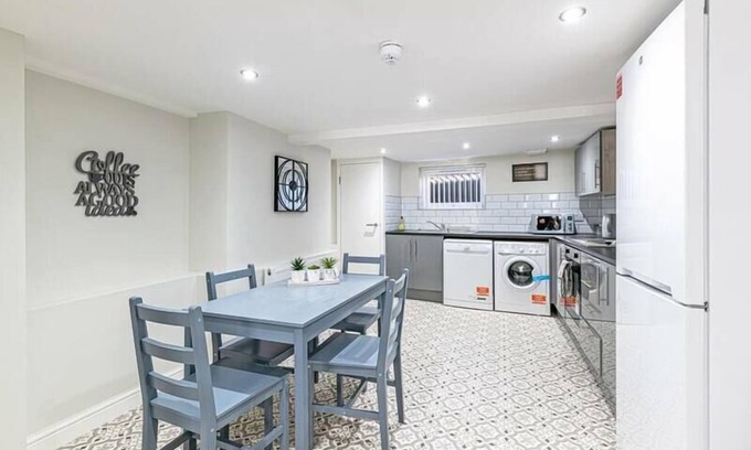 Prescot Casa | 5 Bedroom House within Prescot