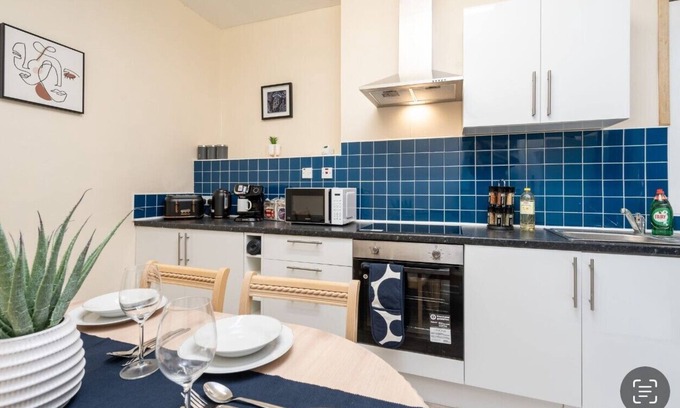 Birkenhead Casa | 5 Bedroom in-Birkenhead Wirral-Free Parking-Free Internet and work place
