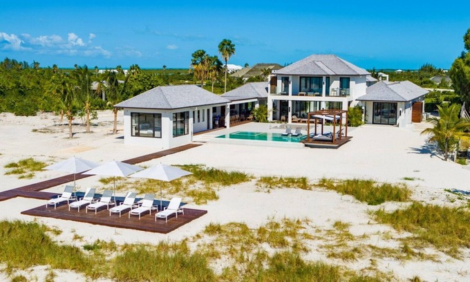 Leeward Settlement Villa | Casa de playa moderna y elegante de lujo de 5 dormitorios ubicada a lo largo de Grace Bay Beach