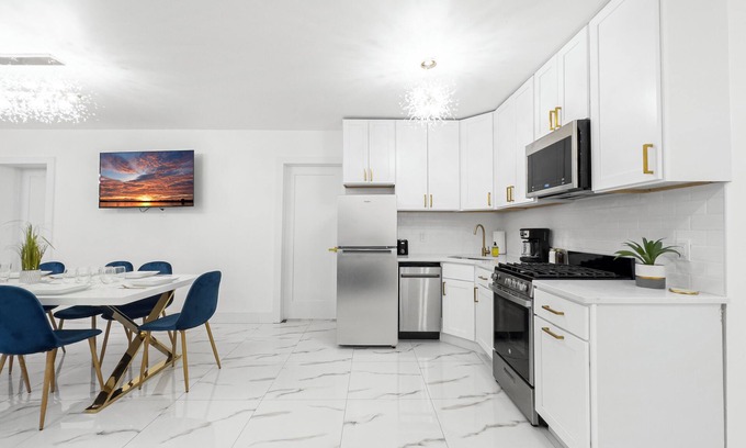 East Flatbush Casa | 5 Bedroom, no steps, Huge outdoor space, by train!