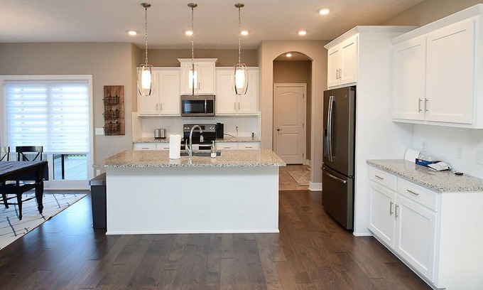Omaha Casa | 5 bedroom Spacious Home w/ entertainment & 5 mins from interstate!