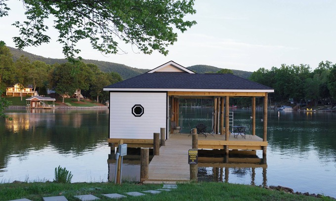 Penhook Casa | LAKE Haven - 5 Bedroom w/ Hot tub and private dock!!
