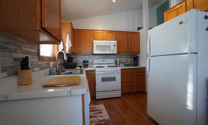 Shakopee Casa | 5 Bedrooms 2 Bath 2 Grg 3 King beds 2 Queen beds & a Game Room split level home