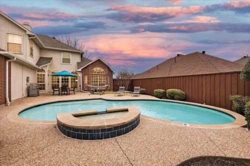 Plano Casa | 5 Bedrooms Backyard Oasis - Groups Welcome