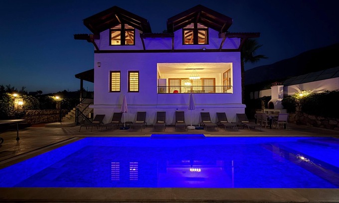 Hisaronu Villa | 5 habitaciones, piscina climatizada, mesa de billar, tenis de mesa, barbacoa y wifi.