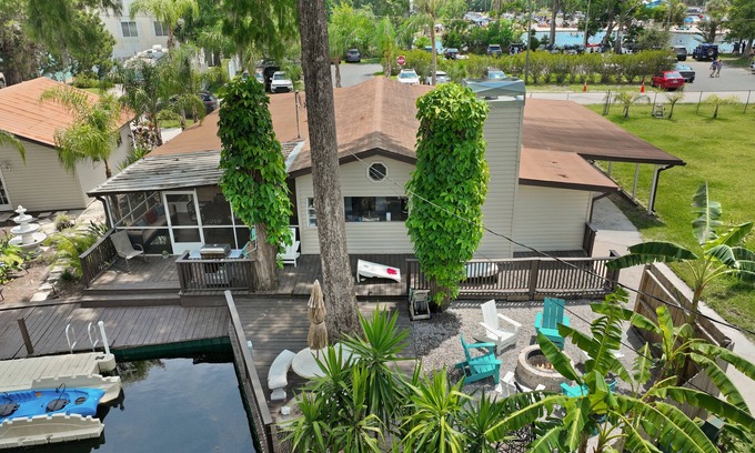 Weeki Wachee Gardens Casa | 5 Bedrooms - Spacious - 7 Kayaks - Firepit - 2 mins to Rogers Park - KING beds