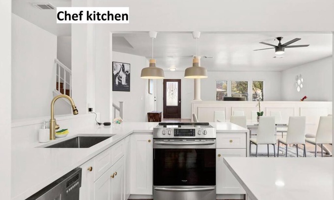 North San Antonio - SAT Casa | 5 Bedrooms with Chefs Kitchen 2 Masters Room and Game Lounge