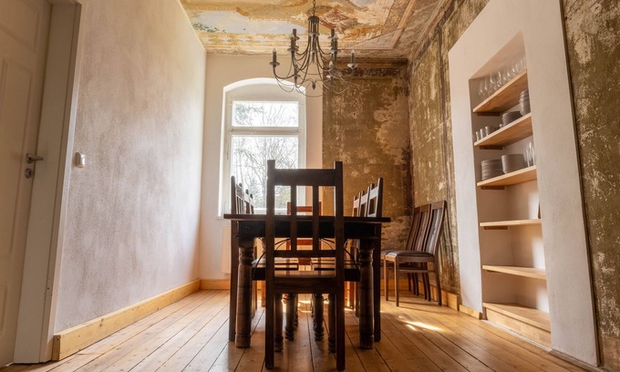 Mugeln Condominio | 5 bedrooms with murals from 1890