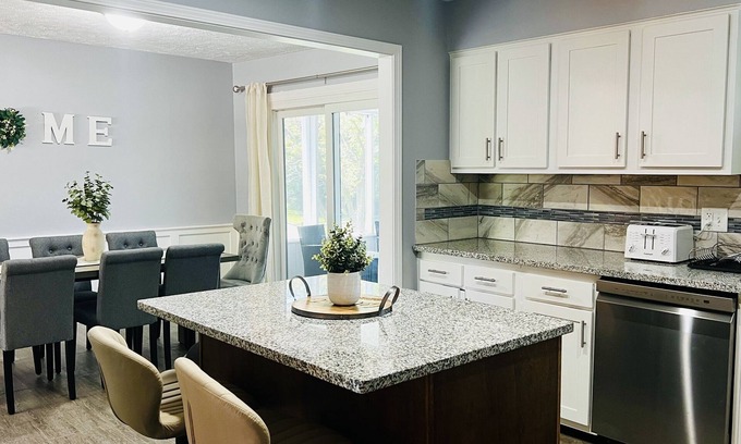 Bloomington Casa | 5 BR 2.5 Bath Modern Retreat - Great for Families & Groups