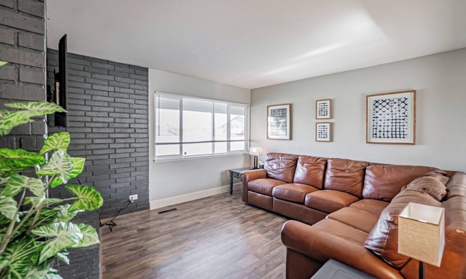 Caldwell Casa | 5 BR-2 Kings, 2 Fridges, Contractors/Insurance