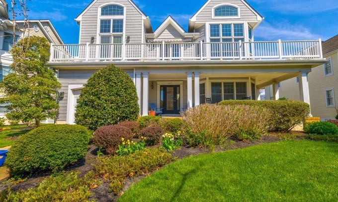 Admiral Estates Casa | 5 BR/4 BA single family home located one block to the beach. Sleeps 12!
